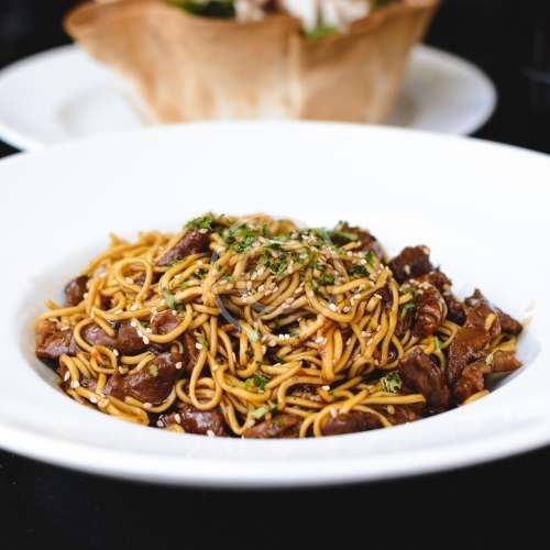 foodiesfeed.com_oyster-sauce-noodles-with-beef-500.jpg